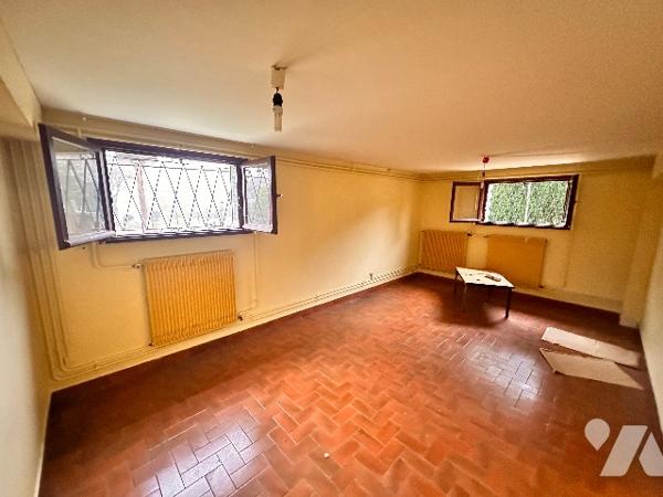INVESTISSEMENT 3 Appartements à rénover dans une maison complète sans copropriété