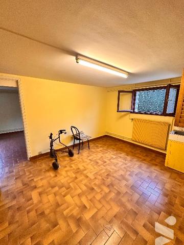 INVESTISSEMENT 3 Appartements à rénover dans une maison complète sans copropriété