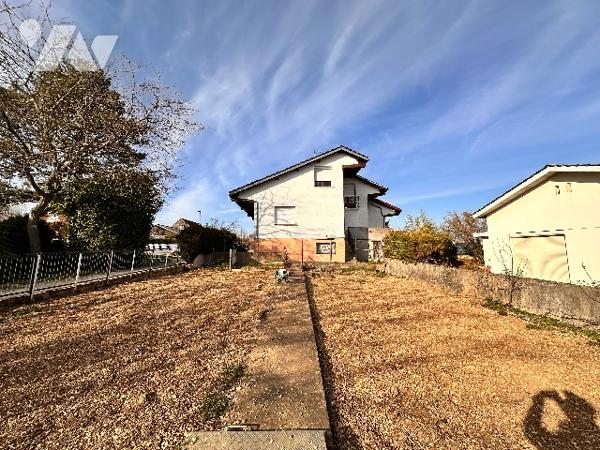 INVESTISSEMENT 3 Appartements à rénover dans une maison complète sans copropriété