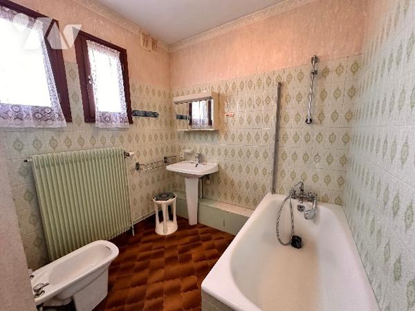 INVESTISSEMENT 3 Appartements à rénover dans une maison complète sans copropriété