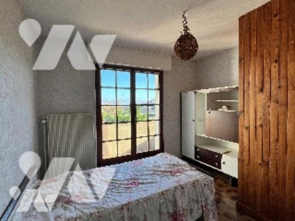 INVESTISSEMENT 3 Appartements à rénover dans une maison complète sans copropriété