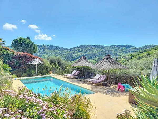 Maison
         6 pièces
        - 166 m² 670 000 € *