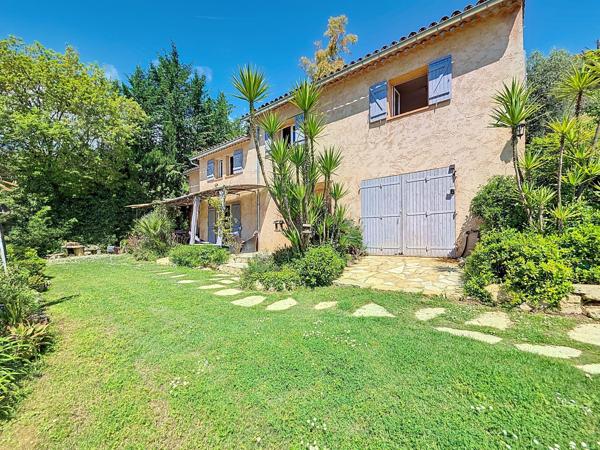 Maison
         6 pièces
        - 166 m² 670 000 € *