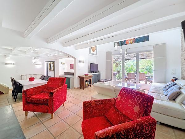 Maison
         6 pièces
        - 166 m² 670 000 € *