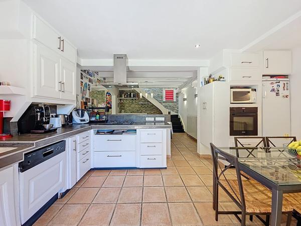 Maison
         6 pièces
        - 166 m² 670 000 € *