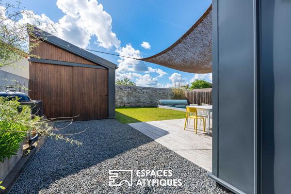 Maison contemporaine et sa vie de plain pied sur piscine