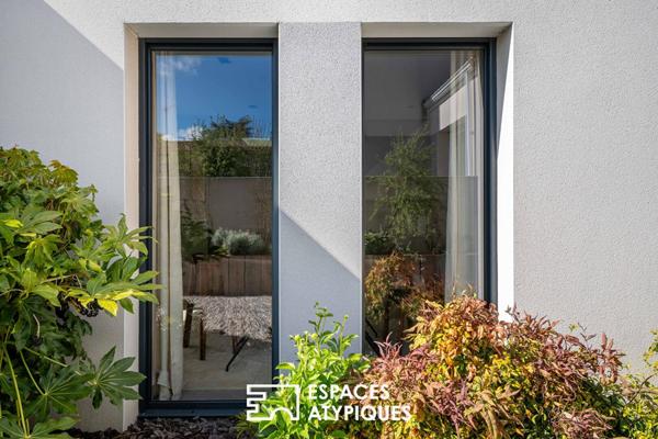 Maison contemporaine et sa vie de plain pied sur piscine