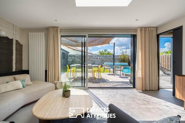 Maison contemporaine et sa vie de plain pied sur piscine