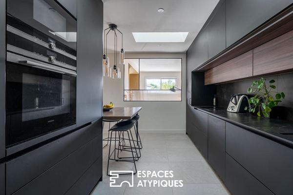 Maison contemporaine et sa vie de plain pied sur piscine