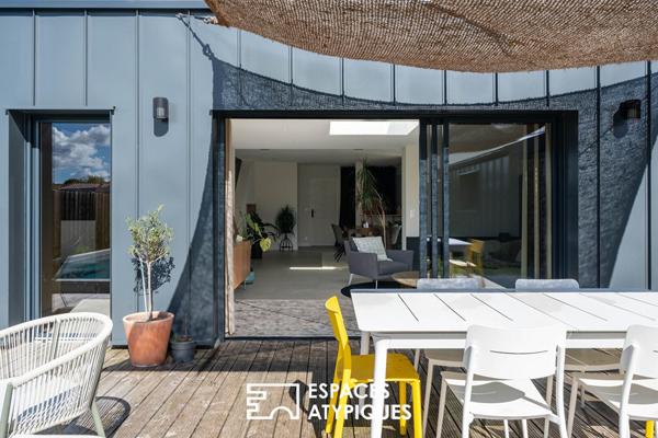 Maison contemporaine et sa vie de plain pied sur piscine