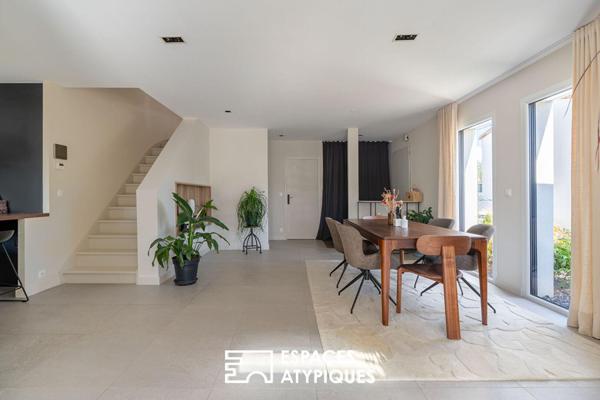 Maison contemporaine et sa vie de plain pied sur piscine