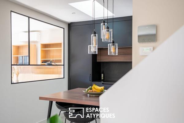 Maison contemporaine et sa vie de plain pied sur piscine