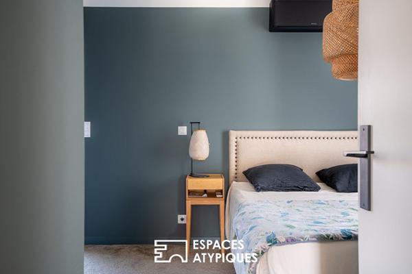 Maison contemporaine et sa vie de plain pied sur piscine