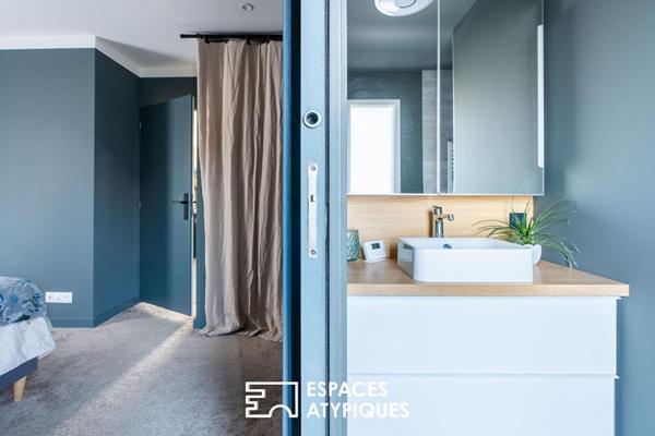 Maison contemporaine et sa vie de plain pied sur piscine