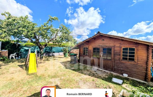 Maison familiale 4 chambres avec suite parentale, panneaux solaires et piscine.