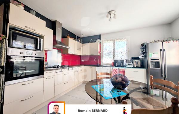 Maison familiale 4 chambres avec suite parentale, panneaux solaires et piscine.