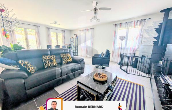 Maison familiale 4 chambres avec suite parentale, panneaux solaires et piscine.