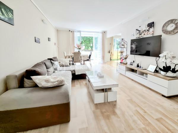 Découvrez cet appartement de 67 m² situé au 1er étage d'une copropriété bien entretenue et sans procédure mais prochainement réhabilitée ( ravalement , isolation , parties communes...) . Offrant un cadre de vie pratique, vous serez à proximité immédiate des commerces, des écoles, et des transports en commun. Ce bien se compose de 3 pièces spacieuses dont un double séjour convivial ( possibilité de créer une 3e chambre ), une cuisine fonctionnelle et une cave pratique pour le stockage.

À l'extérieur, profitez du loggia exposé plein sud et d'une place de stationnement extérieure pour votre confort et sécurité. Les charges annuelles s'élèvent à 3400 € pour en faire un investissement serein.
Chauffage individuel au gaz .
