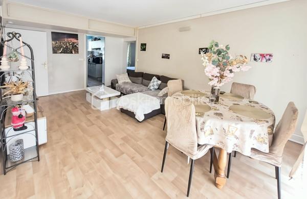 Découvrez cet appartement de 67 m² situé au 1er étage d'une copropriété bien entretenue et sans procédure mais prochainement réhabilitée ( ravalement , isolation , parties communes...) . Offrant un cadre de vie pratique, vous serez à proximité immédiate des commerces, des écoles, et des transports en commun. Ce bien se compose de 3 pièces spacieuses dont un double séjour convivial ( possibilité de créer une 3e chambre ), une cuisine fonctionnelle et une cave pratique pour le stockage.

À l'extérieur, profitez du loggia exposé plein sud et d'une place de stationnement extérieure pour votre confort et sécurité. Les charges annuelles s'élèvent à 3400 € pour en faire un investissement serein.
Chauffage individuel au gaz .