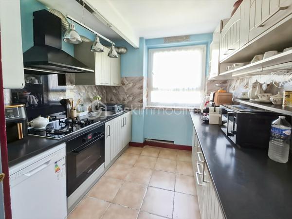 Découvrez cet appartement de 67 m² situé au 1er étage d'une copropriété bien entretenue et sans procédure mais prochainement réhabilitée ( ravalement , isolation , parties communes...) . Offrant un cadre de vie pratique, vous serez à proximité immédiate des commerces, des écoles, et des transports en commun. Ce bien se compose de 3 pièces spacieuses dont un double séjour convivial ( possibilité de créer une 3e chambre ), une cuisine fonctionnelle et une cave pratique pour le stockage.

À l'extérieur, profitez du loggia exposé plein sud et d'une place de stationnement extérieure pour votre confort et sécurité. Les charges annuelles s'élèvent à 3400 € pour en faire un investissement serein.
Chauffage individuel au gaz .