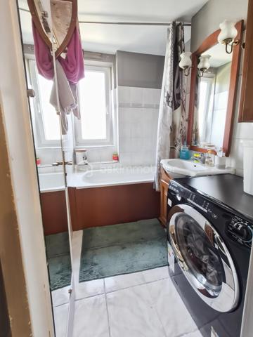 Découvrez cet appartement de 67 m² situé au 1er étage d'une copropriété bien entretenue et sans procédure mais prochainement réhabilitée ( ravalement , isolation , parties communes...) . Offrant un cadre de vie pratique, vous serez à proximité immédiate des commerces, des écoles, et des transports en commun. Ce bien se compose de 3 pièces spacieuses dont un double séjour convivial ( possibilité de créer une 3e chambre ), une cuisine fonctionnelle et une cave pratique pour le stockage.

À l'extérieur, profitez du loggia exposé plein sud et d'une place de stationnement extérieure pour votre confort et sécurité. Les charges annuelles s'élèvent à 3400 € pour en faire un investissement serein.
Chauffage individuel au gaz .