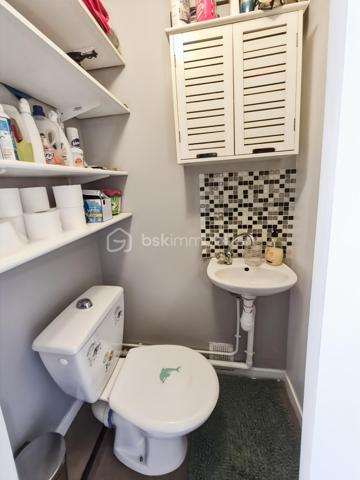 Découvrez cet appartement de 67 m² situé au 1er étage d'une copropriété bien entretenue et sans procédure mais prochainement réhabilitée ( ravalement , isolation , parties communes...) . Offrant un cadre de vie pratique, vous serez à proximité immédiate des commerces, des écoles, et des transports en commun. Ce bien se compose de 3 pièces spacieuses dont un double séjour convivial ( possibilité de créer une 3e chambre ), une cuisine fonctionnelle et une cave pratique pour le stockage.

À l'extérieur, profitez du loggia exposé plein sud et d'une place de stationnement extérieure pour votre confort et sécurité. Les charges annuelles s'élèvent à 3400 € pour en faire un investissement serein.
Chauffage individuel au gaz .