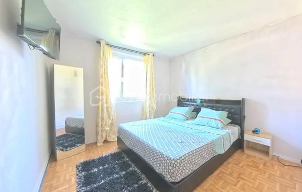Découvrez cet appartement de 67 m² situé au 1er étage d'une copropriété bien entretenue et sans procédure mais prochainement réhabilitée ( ravalement , isolation , parties communes...) . Offrant un cadre de vie pratique, vous serez à proximité immédiate des commerces, des écoles, et des transports en commun. Ce bien se compose de 3 pièces spacieuses dont un double séjour convivial ( possibilité de créer une 3e chambre ), une cuisine fonctionnelle et une cave pratique pour le stockage.

À l'extérieur, profitez du loggia exposé plein sud et d'une place de stationnement extérieure pour votre confort et sécurité. Les charges annuelles s'élèvent à 3400 € pour en faire un investissement serein.
Chauffage individuel au gaz .