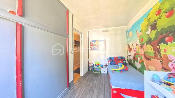 Découvrez cet appartement de 67 m² situé au 1er étage d'une copropriété bien entretenue et sans procédure mais prochainement réhabilitée ( ravalement , isolation , parties communes...) . Offrant un cadre de vie pratique, vous serez à proximité immédiate des commerces, des écoles, et des transports en commun. Ce bien se compose de 3 pièces spacieuses dont un double séjour convivial ( possibilité de créer une 3e chambre ), une cuisine fonctionnelle et une cave pratique pour le stockage.

À l'extérieur, profitez du loggia exposé plein sud et d'une place de stationnement extérieure pour votre confort et sécurité. Les charges annuelles s'élèvent à 3400 € pour en faire un investissement serein.
Chauffage individuel au gaz .