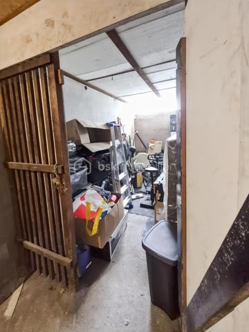 Découvrez cet appartement de 67 m² situé au 1er étage d'une copropriété bien entretenue et sans procédure mais prochainement réhabilitée ( ravalement , isolation , parties communes...) . Offrant un cadre de vie pratique, vous serez à proximité immédiate des commerces, des écoles, et des transports en commun. Ce bien se compose de 3 pièces spacieuses dont un double séjour convivial ( possibilité de créer une 3e chambre ), une cuisine fonctionnelle et une cave pratique pour le stockage.

À l'extérieur, profitez du loggia exposé plein sud et d'une place de stationnement extérieure pour votre confort et sécurité. Les charges annuelles s'élèvent à 3400 € pour en faire un investissement serein.
Chauffage individuel au gaz .