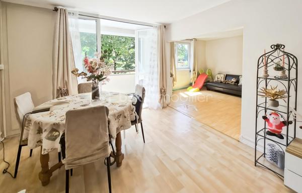 Découvrez cet appartement de 67 m² situé au 1er étage d'une copropriété bien entretenue et sans procédure mais prochainement réhabilitée ( ravalement , isolation , parties communes...) . Offrant un cadre de vie pratique, vous serez à proximité immédiate des commerces, des écoles, et des transports en commun. Ce bien se compose de 3 pièces spacieuses dont un double séjour convivial ( possibilité de créer une 3e chambre ), une cuisine fonctionnelle et une cave pratique pour le stockage.

À l'extérieur, profitez du loggia exposé plein sud et d'une place de stationnement extérieure pour votre confort et sécurité. Les charges annuelles s'élèvent à 3400 € pour en faire un investissement serein.
Chauffage individuel au gaz .