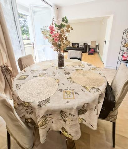 Découvrez cet appartement de 67 m² situé au 1er étage d'une copropriété bien entretenue et sans procédure mais prochainement réhabilitée ( ravalement , isolation , parties communes...) . Offrant un cadre de vie pratique, vous serez à proximité immédiate des commerces, des écoles, et des transports en commun. Ce bien se compose de 3 pièces spacieuses dont un double séjour convivial ( possibilité de créer une 3e chambre ), une cuisine fonctionnelle et une cave pratique pour le stockage.

À l'extérieur, profitez du loggia exposé plein sud et d'une place de stationnement extérieure pour votre confort et sécurité. Les charges annuelles s'élèvent à 3400 € pour en faire un investissement serein.
Chauffage individuel au gaz .