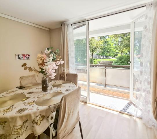 Découvrez cet appartement de 67 m² situé au 1er étage d'une copropriété bien entretenue et sans procédure mais prochainement réhabilitée ( ravalement , isolation , parties communes...) . Offrant un cadre de vie pratique, vous serez à proximité immédiate des commerces, des écoles, et des transports en commun. Ce bien se compose de 3 pièces spacieuses dont un double séjour convivial ( possibilité de créer une 3e chambre ), une cuisine fonctionnelle et une cave pratique pour le stockage.

À l'extérieur, profitez du loggia exposé plein sud et d'une place de stationnement extérieure pour votre confort et sécurité. Les charges annuelles s'élèvent à 3400 € pour en faire un investissement serein.
Chauffage individuel au gaz .