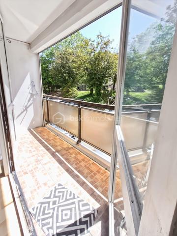 Découvrez cet appartement de 67 m² situé au 1er étage d'une copropriété bien entretenue et sans procédure mais prochainement réhabilitée ( ravalement , isolation , parties communes...) . Offrant un cadre de vie pratique, vous serez à proximité immédiate des commerces, des écoles, et des transports en commun. Ce bien se compose de 3 pièces spacieuses dont un double séjour convivial ( possibilité de créer une 3e chambre ), une cuisine fonctionnelle et une cave pratique pour le stockage.

À l'extérieur, profitez du loggia exposé plein sud et d'une place de stationnement extérieure pour votre confort et sécurité. Les charges annuelles s'élèvent à 3400 € pour en faire un investissement serein.
Chauffage individuel au gaz .