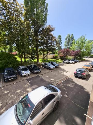 Découvrez cet appartement de 67 m² situé au 1er étage d'une copropriété bien entretenue et sans procédure mais prochainement réhabilitée ( ravalement , isolation , parties communes...) . Offrant un cadre de vie pratique, vous serez à proximité immédiate des commerces, des écoles, et des transports en commun. Ce bien se compose de 3 pièces spacieuses dont un double séjour convivial ( possibilité de créer une 3e chambre ), une cuisine fonctionnelle et une cave pratique pour le stockage.

À l'extérieur, profitez du loggia exposé plein sud et d'une place de stationnement extérieure pour votre confort et sécurité. Les charges annuelles s'élèvent à 3400 € pour en faire un investissement serein.
Chauffage individuel au gaz .