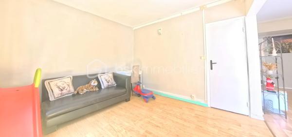 Découvrez cet appartement de 67 m² situé au 1er étage d'une copropriété bien entretenue et sans procédure mais prochainement réhabilitée ( ravalement , isolation , parties communes...) . Offrant un cadre de vie pratique, vous serez à proximité immédiate des commerces, des écoles, et des transports en commun. Ce bien se compose de 3 pièces spacieuses dont un double séjour convivial ( possibilité de créer une 3e chambre ), une cuisine fonctionnelle et une cave pratique pour le stockage.

À l'extérieur, profitez du loggia exposé plein sud et d'une place de stationnement extérieure pour votre confort et sécurité. Les charges annuelles s'élèvent à 3400 € pour en faire un investissement serein.
Chauffage individuel au gaz .