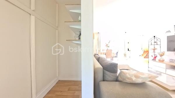 Découvrez cet appartement de 67 m² situé au 1er étage d'une copropriété bien entretenue et sans procédure mais prochainement réhabilitée ( ravalement , isolation , parties communes...) . Offrant un cadre de vie pratique, vous serez à proximité immédiate des commerces, des écoles, et des transports en commun. Ce bien se compose de 3 pièces spacieuses dont un double séjour convivial ( possibilité de créer une 3e chambre ), une cuisine fonctionnelle et une cave pratique pour le stockage.

À l'extérieur, profitez du loggia exposé plein sud et d'une place de stationnement extérieure pour votre confort et sécurité. Les charges annuelles s'élèvent à 3400 € pour en faire un investissement serein.
Chauffage individuel au gaz .