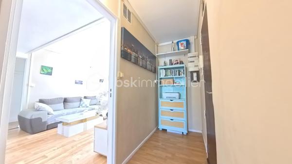 Découvrez cet appartement de 67 m² situé au 1er étage d'une copropriété bien entretenue et sans procédure mais prochainement réhabilitée ( ravalement , isolation , parties communes...) . Offrant un cadre de vie pratique, vous serez à proximité immédiate des commerces, des écoles, et des transports en commun. Ce bien se compose de 3 pièces spacieuses dont un double séjour convivial ( possibilité de créer une 3e chambre ), une cuisine fonctionnelle et une cave pratique pour le stockage.

À l'extérieur, profitez du loggia exposé plein sud et d'une place de stationnement extérieure pour votre confort et sécurité. Les charges annuelles s'élèvent à 3400 € pour en faire un investissement serein.
Chauffage individuel au gaz .