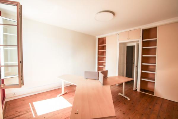 SAINT ANDRE DE CUBZAC - Immeuble Professionnel/ Bureaux - 254 m2 habitables - 9 pièces