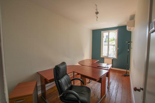SAINT ANDRE DE CUBZAC - Immeuble Professionnel/ Bureaux - 254 m2 habitables - 9 pièces