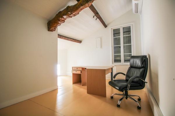 SAINT ANDRE DE CUBZAC - Immeuble Professionnel/ Bureaux - 254 m2 habitables - 9 pièces