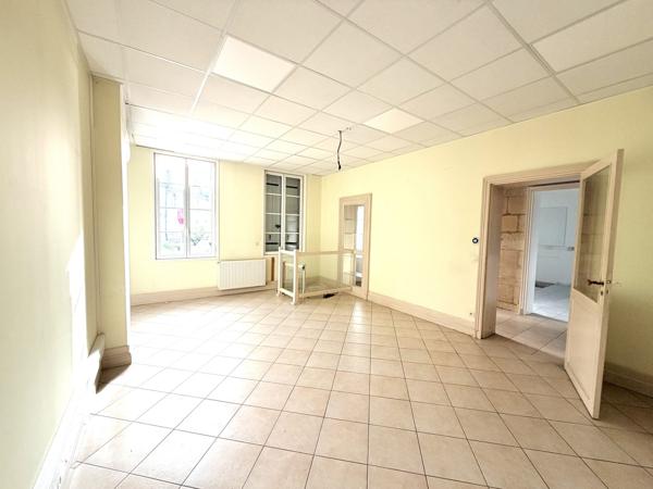 SAINT ANDRE DE CUBZAC - Immeuble Professionnel/ Bureaux - 254 m2 habitables - 9 pièces