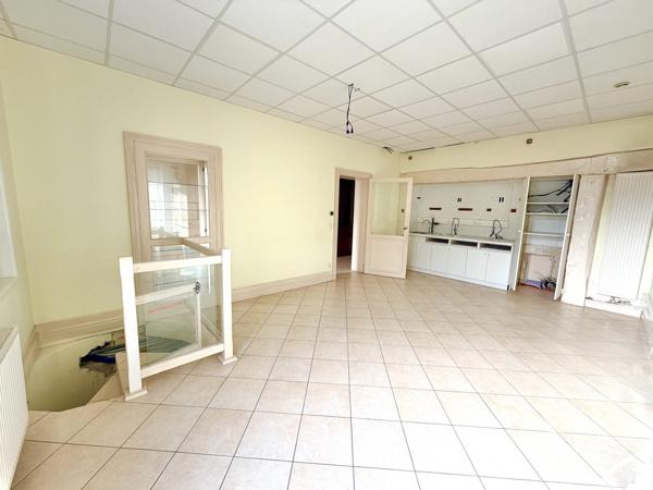 SAINT ANDRE DE CUBZAC - Immeuble Professionnel/ Bureaux - 254 m2 habitables - 9 pièces