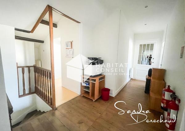 SAINT ANDRE DE CUBZAC - Immeuble Professionnel/ Bureaux - 254 m2 habitables - 9 pièces