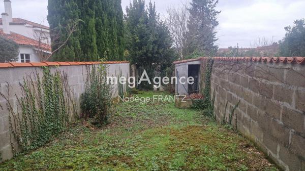 Parking à SAINT-JEAN-D'ANGELY, 17400 -