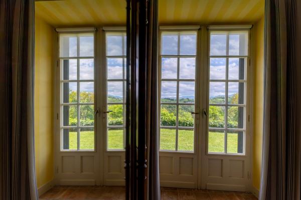 Pau - Pyrénées-Atlantiques - Propriété de 450m2 avec forêt de 20 ha.