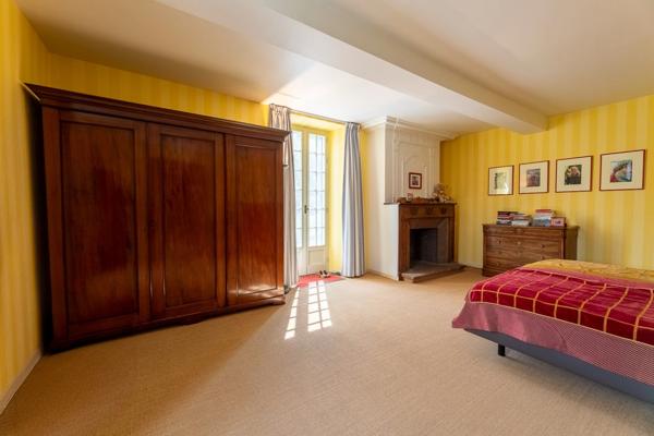 Pau - Pyrénées-Atlantiques - Propriété de 450m2 avec forêt de 20 ha.