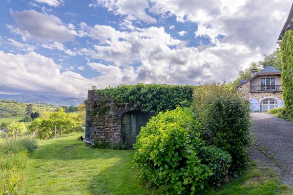Pau - Pyrénées-Atlantiques - Propriété de 450m2 avec forêt de 20 ha.
