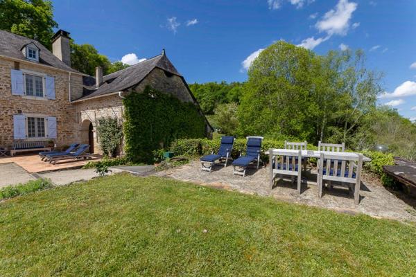 Pau - Pyrénées-Atlantiques - Propriété de 450m2 avec forêt de 20 ha.