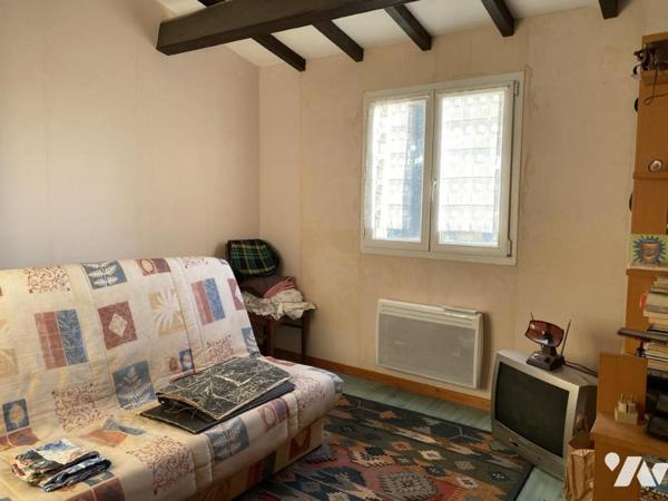 Maison T5, 120 m² environ, avec piscine, sur 2185 m² de terrain clos vue mer.