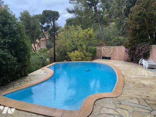 Maison T5, 120 m² environ, avec piscine, sur 2185 m² de terrain clos vue mer.